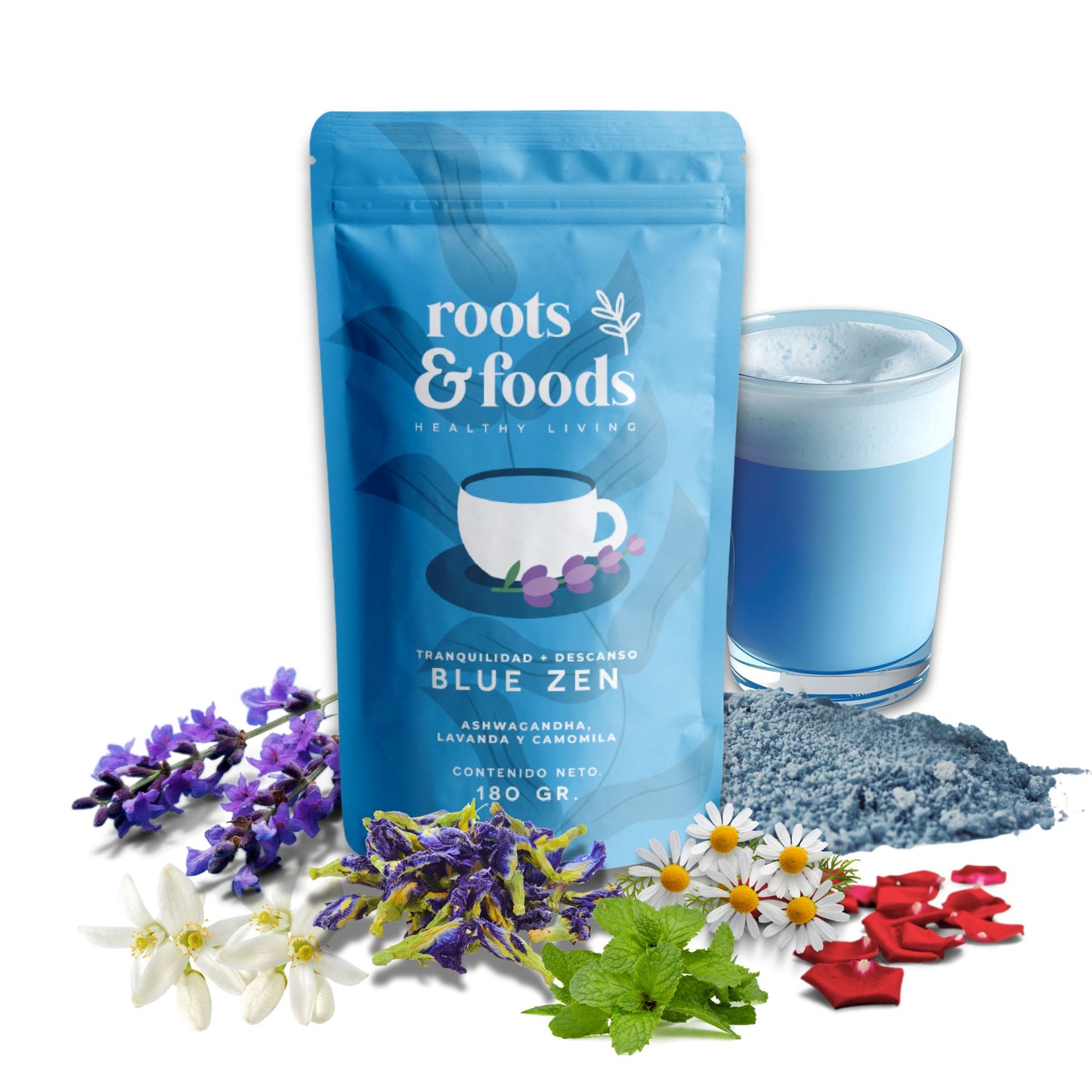 Taza con infusión azul Roots & Foods junto a pétalos de flores.