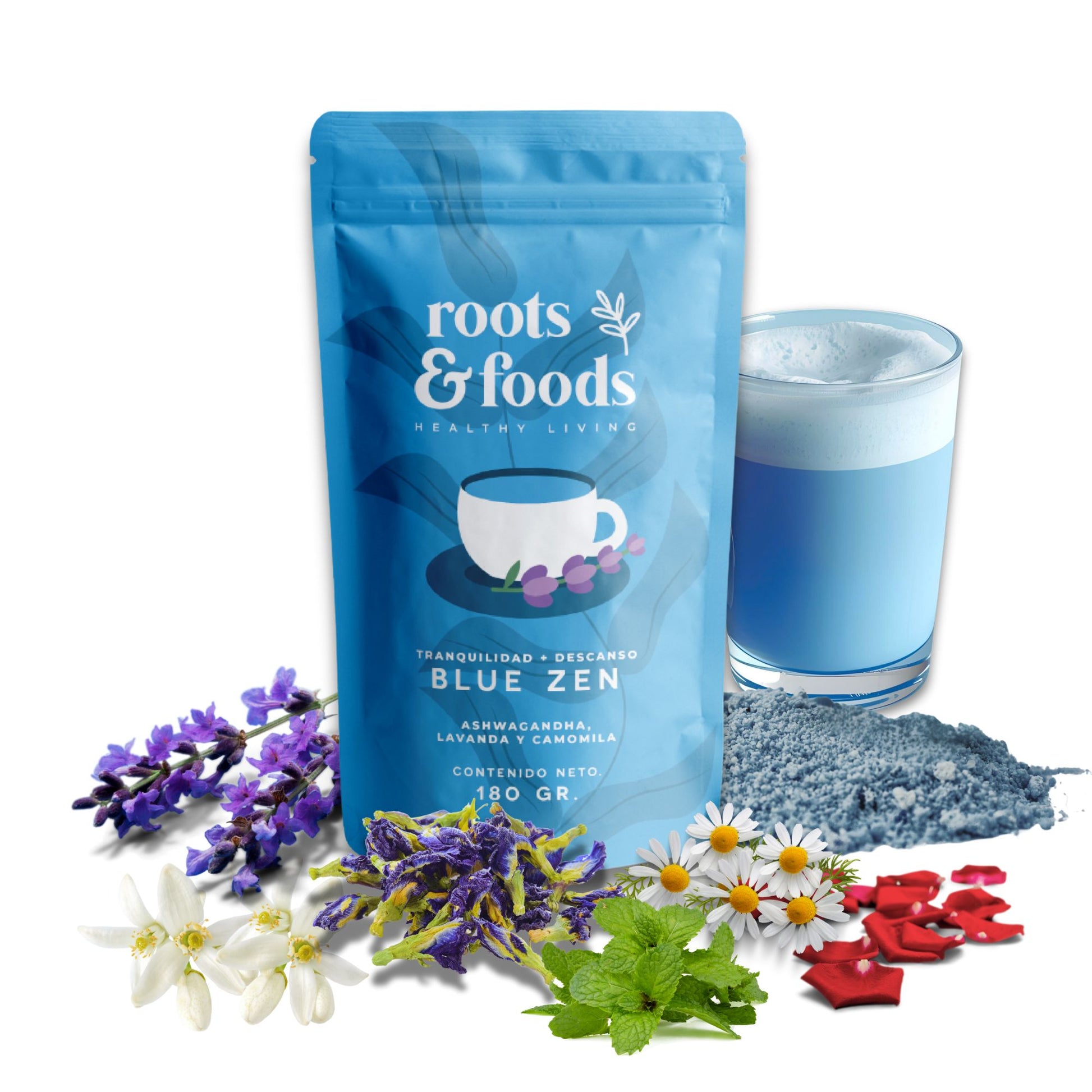 Taza con infusión azul Roots & Foods junto a pétalos de flores.